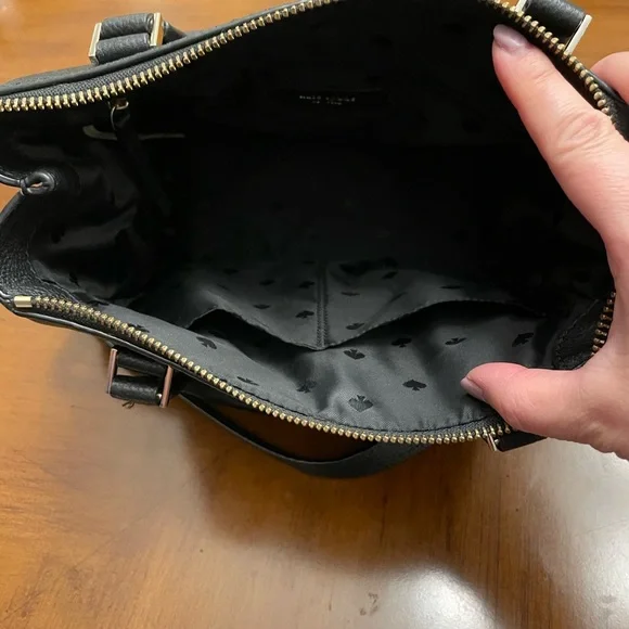 Kate Spade cross over bag. - Picture 5 of 12